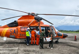 Bantuan pangan dan non-pangan yang dikirimkan melalui helikopter ke wilayah terdampak bencana, khususnya di wilayah yang terisolir, pada Senin (1/12). Bantuan tersebut dikirimkan dengan helikopter Basarnas dan TNI AU menuju wilayah Kabupaten Solok, Pasaman Barat dan Agam.