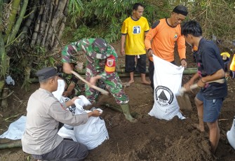 TNI dan Polri di Ponorogo Kerja Bakti Bersama Masyarakat 