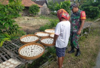 Babinsa Legundi Aktif Sambangi Warga 