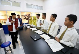 Mensos Saifullah Yusuf saat berdialog dengan siswa SMA CT Arsa di Sukoharjo, Jateng, Sabtu (18/1)