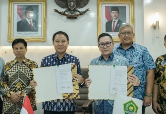 Dirjen PHU Hilman Latief dan Direktur Utama PT Lion Mentari tandatangani perjanjian kerja sama transportasi udara bagi jemaah haji di Jakarta, Jum'at (21/2)