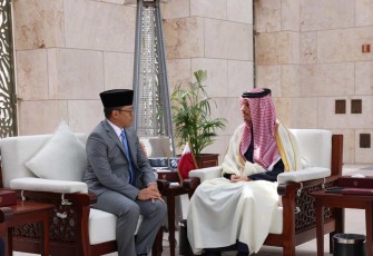 Menlu Sugiono bersama Menlu Qatar Sheikh Mohammed bin Abdulrahman bin Jassim Al Thani di Doha Qatar, Rabu (5/3)