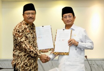 Mensos Saifullah Yusuf bersama Menag Nasaruddin Umar usai tandatangani MoU di Jakarta, Selasa (11/3)