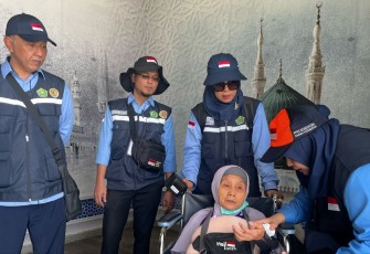 Petugas haji mengecek kondisi kesehatan jemaah setibanya di Bandara AMAA Madinah, Sabtu (3/5)