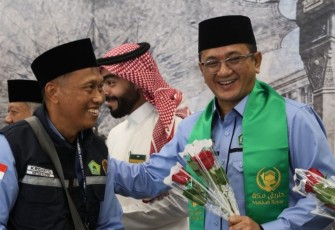 Konjen RI di Jeddah Yusron B Ambary (kanan) sambut kedatangan jemaah di Madinah, Kamis (8/5)