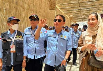 Dirjen PHU Hilman Latief meninjau fasilitas tambahan di Mina, Selasa (27/5/2025).