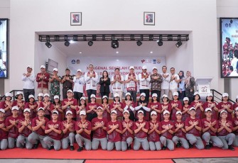 Wamenkes Prof Dante Saksono Harbuwono bersama siswa sekolah Garuda Kabupaten Toba, Sumut, Rabu (8/10)
