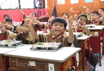 Ilustrasi siswa menerima program MBG