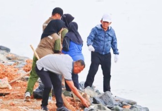 Gubernur Ansar Pimpin Goro di Kawasan Gurindam XII, Ajak Warga Jaga Kebersihan Tepi Laut Tanjungpinang