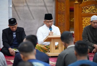 Kepala Pusat Pembinaan Mental TNI (Kapusbintal TNI) Brigjen TNI Tornado, S.Sos., M.M., mengikuti Shalat Subuh berjamaah yang dirangkaikan dengan Doa Bersama untuk keselamatan bangsa di Masjid Jenderal Soedirman, Mabes TNI, Cilangkap, Jakarta Timur, pada Minggu (31/8/2025)