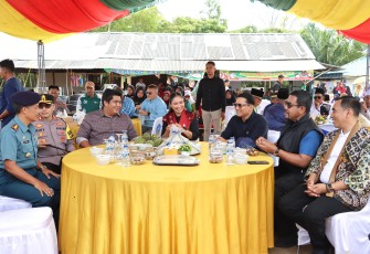 Wakil Menteri Pariwisata RI Ni Luh Puspa didampingi Bupati Bintan Roby Kurniawan dan Wakil Bupati Bintan Ahdi Muqsith hadir dalam event Pesta Gonggong Gurun Pasir Busung.