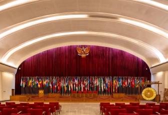 Wakil Menteri Pekerjaan Umum (PU) Diana Kusumastuti mendampingi Menteri Luar Negeri Sugiono meninjau Gedung Merdeka dan Museum Konperensi Asia Afrika (KAA) di Bandung, Selasa (14/1). Tinjauan ini terkait rencana pemugaran Gedung Merdeka