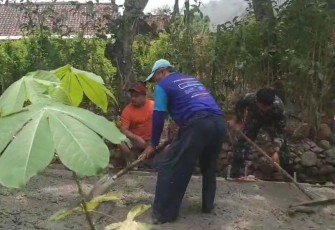 Babinsa Koramil Sine dan Masyarakat Laksanakan Kerja Bakti untuk Peningkatan Infrastruktur di Desa