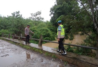 Polsek Belitang III Melakukan Pengecekan Debit Air Sungai