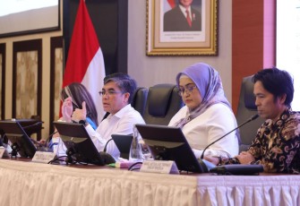 Menaker Yassierli saat memimpin sidang LKS Tripartit di Jakarta, Selasa (11/2)