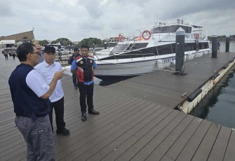 Menhub Dudy saat Tinjau Kelancaran Lalu Lintas Penyeberangan Wisatawan di Pelabuhan Sanur