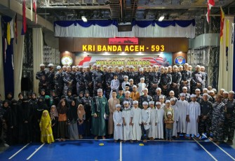 Prajurit KRI Banda Aceh-593 Gelar Doa Bersama Peringatan Maulid Nabi dan HUT TNI AL ke-80