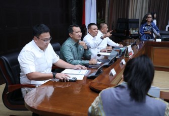 Wamen PANRB Purwadi Arianto dalam Rapat RPP Tata Kelola Perlindungan Anak dalam Penyelenggaraan Sistem Elektronik, di Kantor Kemensetneg, Kamis (06/03/2025).