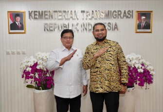 Kedatangan Bupati Halmahera Selatan, Provinsi Maluku Utara, Hasan Ali Bassam Kasuba di Ruang Kerja, Gedung C, Komplek Kantor Kementerian Transmigrasi, Kalibata, Jakarta, disambut dengan hangat oleh Wakil Menteri Transmigrasi Viva Yoga Mauladi, Senin (14/7/2025)
