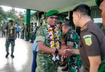 Dandim 1310/Bitung, Letkol Czi Hanif Tupen, S.T.,M.I.P saat tiba di Makodim dan disambut meriah oleh personil Kodim 1310/Bitung bersama unsur forkopimda