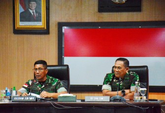 Kasdam XIII/Merdeka saat membacakan sambutan Pangdam
