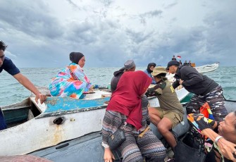  Lima Penumpang Kapal Motor di Evakuasi TNI AL 