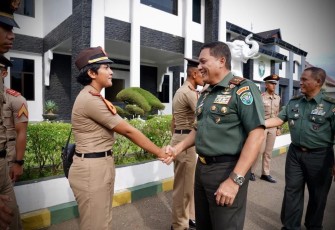 Panglima Komando Daerah Militer Iskandar Muda (Pangdam IM), Mayor Jenderal TNI Niko Fahrizal, M.Tr. (Han), menerima kunjungan 19 Taruna Akademi Militer (Akmil) asal Aceh di Balee Sanggamara, Markas Kodam Iskandar Muda, pada Selasa (31/12/2024)