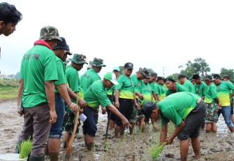  Asisten Teritorial Panglima TNI, Mayjen TNI Novi Helmy Prasetya, S.I.P., M.I.P.,  membuka dan menutup kegiatan Bimbingan Teknis (Bimtek) Ketahanan Pangan Tahun Anggaran 2025 yang berlangsung selama tiga hari, bertempat Yonif 315/Grd dan lahan Polbantan Kementerian Pertanian RI di Caringin, Kabupaten Bogor, Jawa Barat, Kamis (09/01/2024)