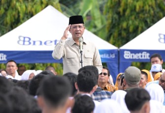 Menteri Transmigrasi M. Iftitah Sulaiman Suryanagara pada lebih dari 200 siswa, guru dan alumni SMA Negeri 2 Bogor, Jawa Barat, Jumat (17/1)