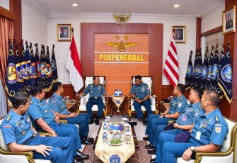 Komandan Pusat Peney TNl Angkatan Laut (Danpuspenerbal), Laksda TNl Sisyani Jaffar menerima Courtesy Call (CC) Komandan Pangkalan Utama TNl Angkatan Laut (Danlantamal) V Surabaya, Laksamana Pertama TNI Dr. Arya Delano yang diterima di Ruang VIP Gedung R. Kasenda, Mako Puspenerbal, Juanda, Senin (20/1/2025)