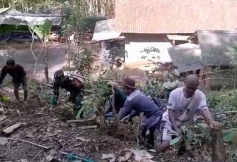 Babinsa Koramil 0801/08 Tulakan Bantu Bangun Talud