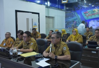 Anggota Korpri Karanganyar mengikuti webinar bertema “Menjaga Kesehatan Mental Pegawai agar Kinerja Lebih Optimal” secara daring melalui zoom meeting, Senin (20/10/2025)