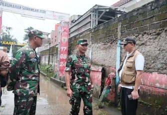Dandim 0508/Depok, Kolonel Inf Iman Widhiarto (tengah) saat mengunjungi wilayah terdampak banjir di Perumahan Sawangan Asri RT 04 RW 09 Kelurahan Sawangan Baru, Kecamatan Sawangan, Selasa (04/03/25)