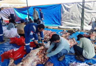 Karyawan PT Pertamina EP Field Cepu dan ADK sedang mempersiapkan daging hewan  kurban di komplek CPP Gundih untuk masyarakat