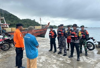 Prajurit Posal Serasan Bantu Pencarian Nelayan Hilang Kontak