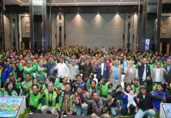 Menaker Yassierli bersama pengemudi dan kurir online di Jakarta 