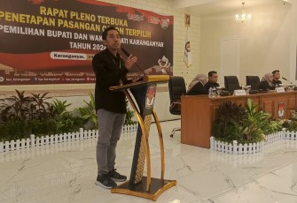 Ketua KPU Karanganyar Daryono memimpin rapat pleno terbuka penetapan pasangan calon terpilih Bupati dan Wakil Bupati Karanganyar hasil Pilkada 2024, di Gedung MCC Karanganyar, Kamis (9/1/2025)