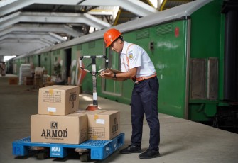 KAI Logistik, anak usaha PT Kereta Api Indonesia (Persero), kian menegaskan komitmen peningkatan layanan khususnya dalam layanan pengiriman retail melalui KALOG Express. Kini, KALOG Express melayani rute Bandung – Surabaya dengan waktu tempuh hanya dalam 24 jam yang sebelumnya dilayani dalam waktu 2-3 hari, melalui pengoperasian KA Parcel Selatan yang dimulai pada hari Rabu (8/1)