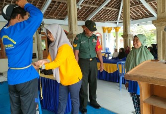 Babinsa Desa Ngale Dampingi Pelayanan Kesehatan Lansia