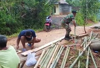 Babinsa Koramil 0801/06 Bandar Gotong Royong Bangun Poskamling