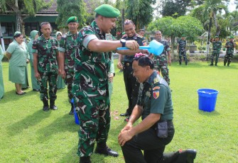 Komandan Kodim (Dandim) 0806/Trenggalek, Letkol Czi Yudo Aji Susanto, S.Sos., M.A., memimpin langsung acara Purna Tugas dan Pindah Satuan anggota di lapangan hijau Makodim 0806/Trenggalek, Jumat (17/1/2025)