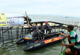 TNI AL Bersama Masyarakat Pesisir Bongkar Pagar Laut Sepanjang 30 KM di Tangerang 
