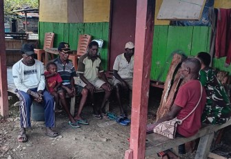 Babinsa Koramil Mapurujaya Laksanakan Komsos dengan Kepala Kampung Hiripau