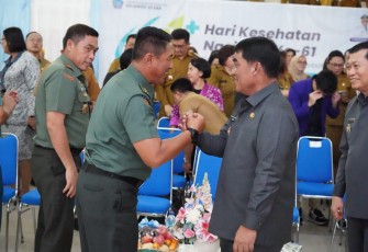 Kasdam XIII/Merdeka, Brigjen TNI Yustinus Nono Yulianto saat berjabat tangan dengan Gubernur Sulut, Mayjen TNI (Purn) Yulius Selvanus