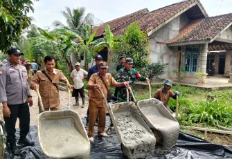 Pemdes Tulus Ayu Salurkan BLT DD Tahap Akhir dan Trail Cor Beton Jalan Desa