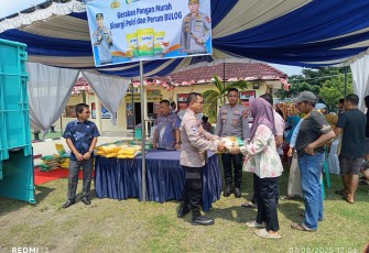 Polsek Belitang III Salurkan Beras Murah Kewarga Masyarakat Setempat