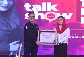 Novita Hardini, Ketua TP-PKK Kabupaten Trenggalek, sekaligus anggota DPR RI Dapil VII Jatim, saat menerima penghargaan.