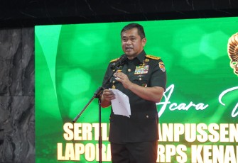 Kasad Jenderal TNI Maruli Simanjuntak, M.Sc., saat memimpin upacara Serah Terima Jabatan (Sertijab) Komandan Pusat Kesenjataan Infanteri (Danpussenif) dan Gubernur Akademi Militer (Akmil), serta menerima laporan kenaikan pangkat 54 Perwira Tinggi (Pati) TNI AD, di Markas Besar Angkatan Darat (Mabesad), Jakarta, Selasa (14/1/2025).