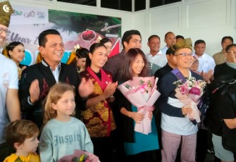 Wakil Menteri Pariwisata RI Ni Luh Puspa didampingi Gubernur Kepri Ansar Ahmad dan Bupati Bintan Roby Kurniawan menyambut kedatangan wisatawan mancanegara (wisman) perdana tahun 2025, Rabu (01/01) di Pelabuhan Bandar Bentan Telani Kawasan Wisata Lagoi