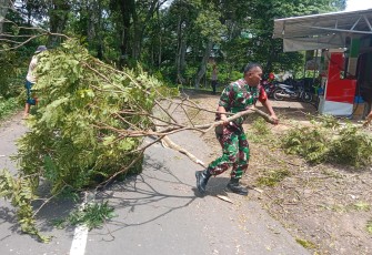 Babinsa Koramil 0805/09 Kendal Bersama Warga Kerja Bakti Pembersihan Lingkungan 